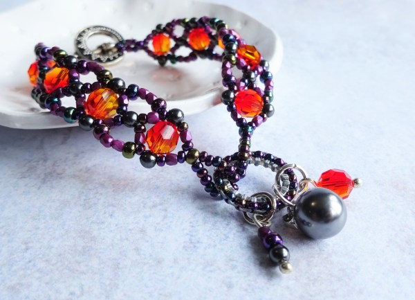 Beadweaving bracelet tutorial / Charm Bracelet with Swarovski Be-Charmed Cat and 6mm Crystals