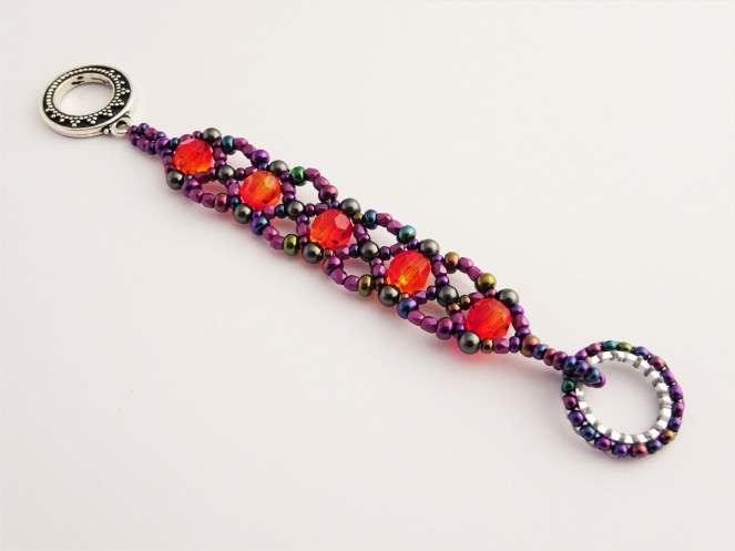 Beadweaving bracelet tutorial / Charm Bracelet with Swarovski Be-Charmed Cat and 6mm Crystals