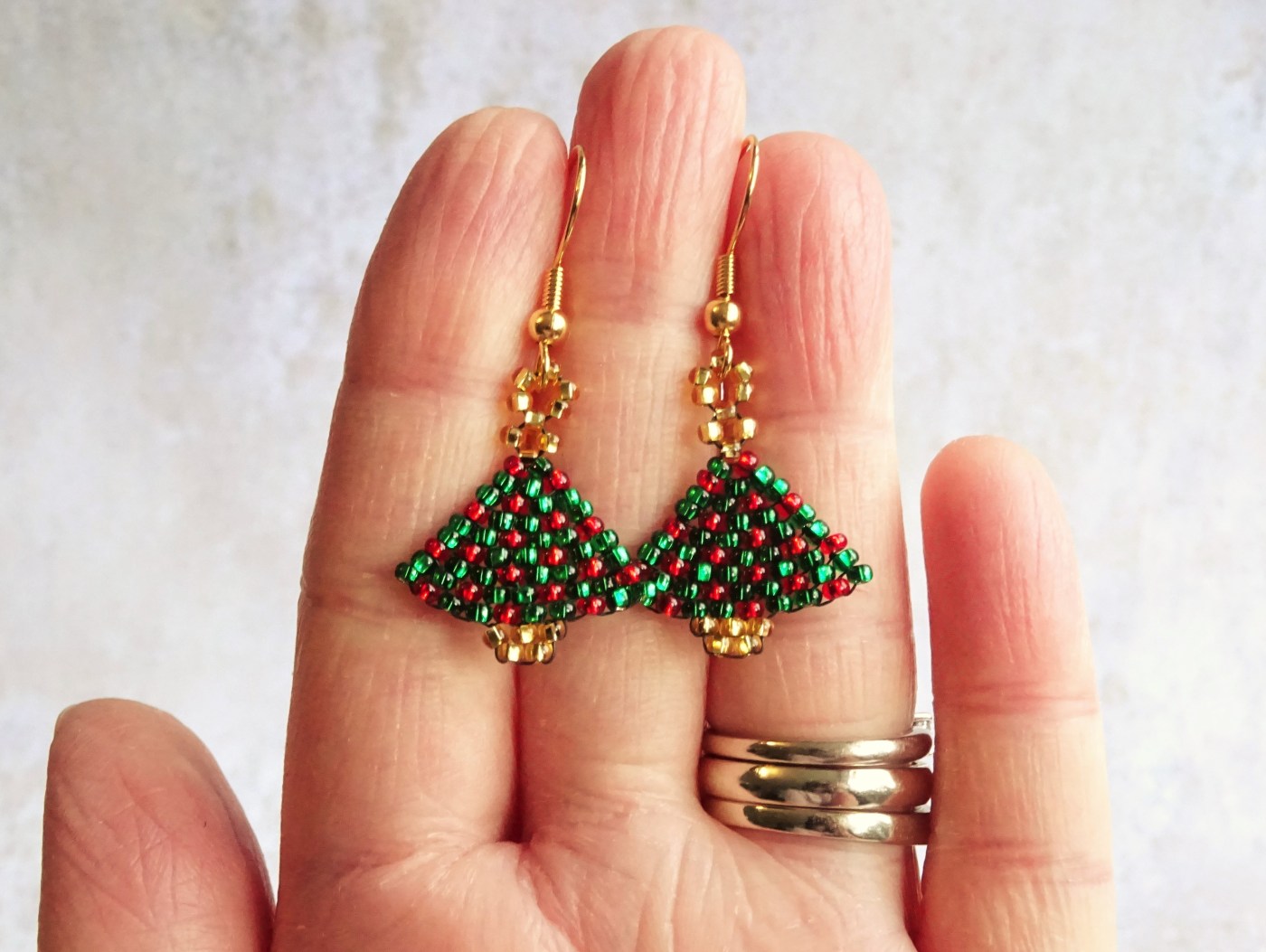 Brick stitch Christmas tree earring tutorial