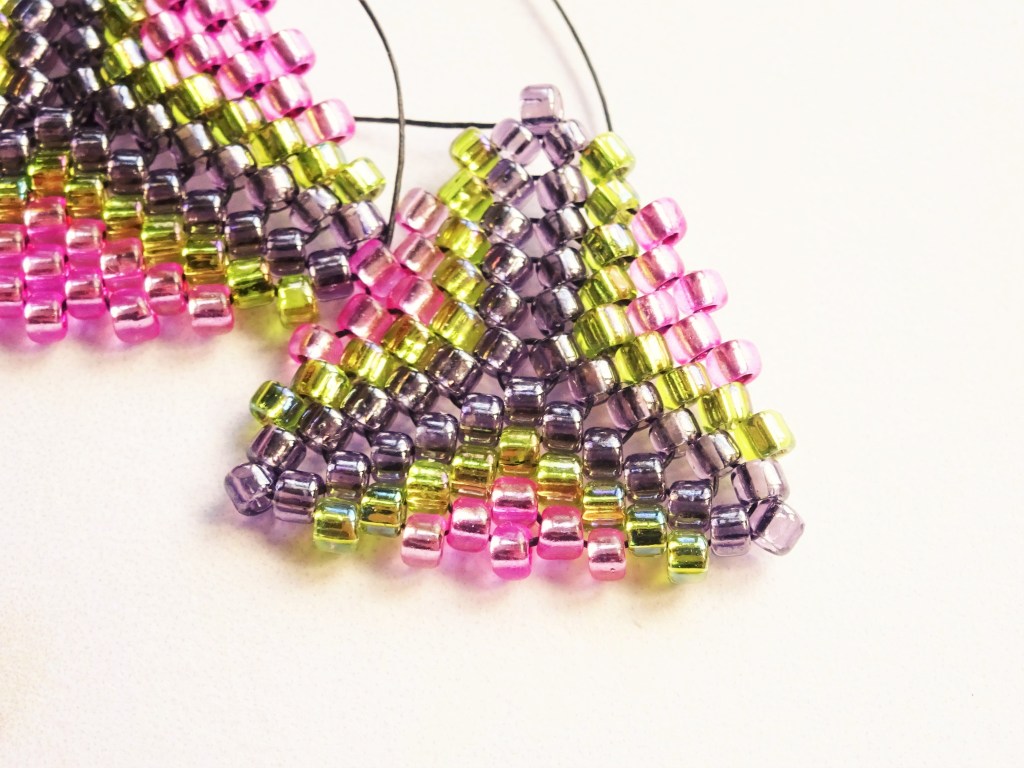 Peyote-stitch-triangle-with-twisted-rope-necklace
