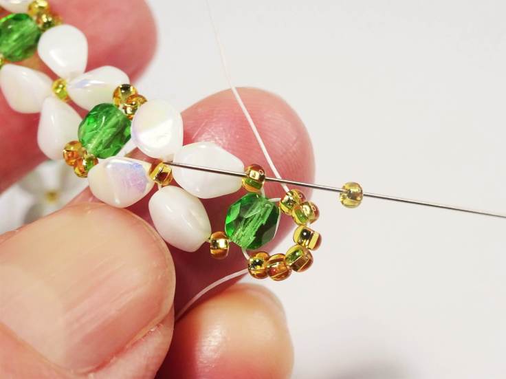 Daisy-chain-beadweaving-bracelet-tutorial-the-artisan-duck