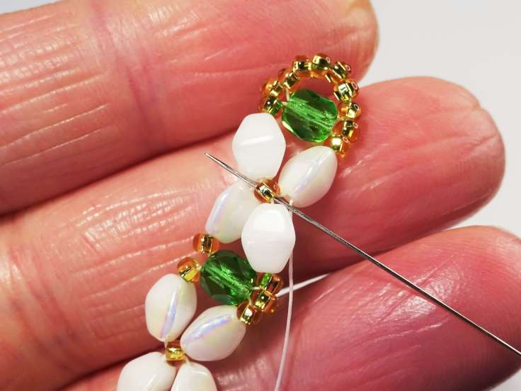 Daisy-chain-beadweaving-bracelet-tutorial-the-artisan-duck