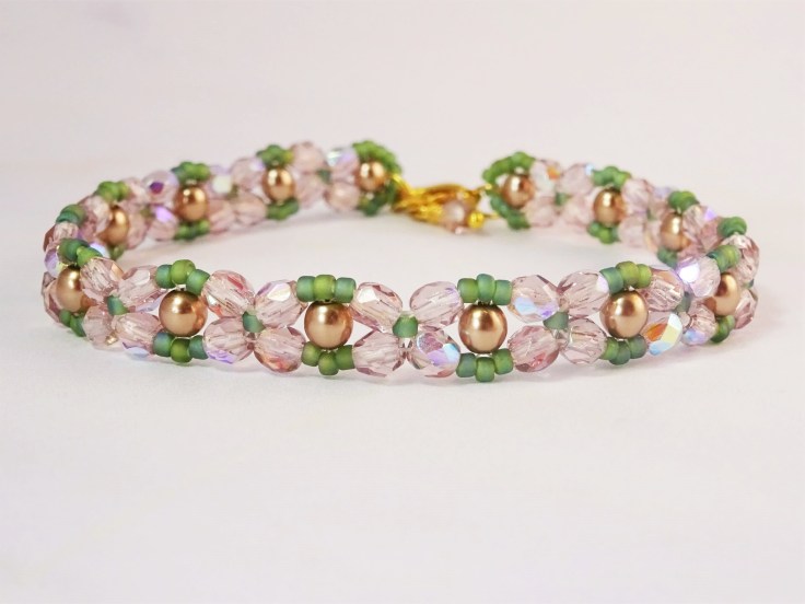 Daisy-chain-beadweaving-bracelet-tutorial-the-artisan-duck