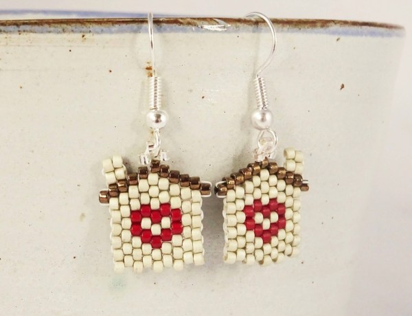 Peyote-stitch-house-with-heart-tutorial-the-artisan-duck