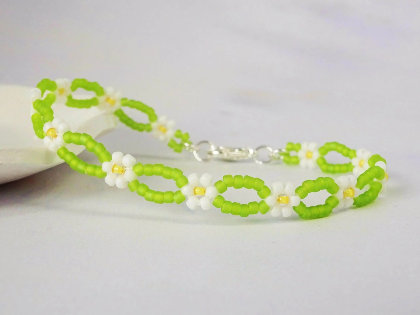 Seed bead daisy chain bracelet tutorial