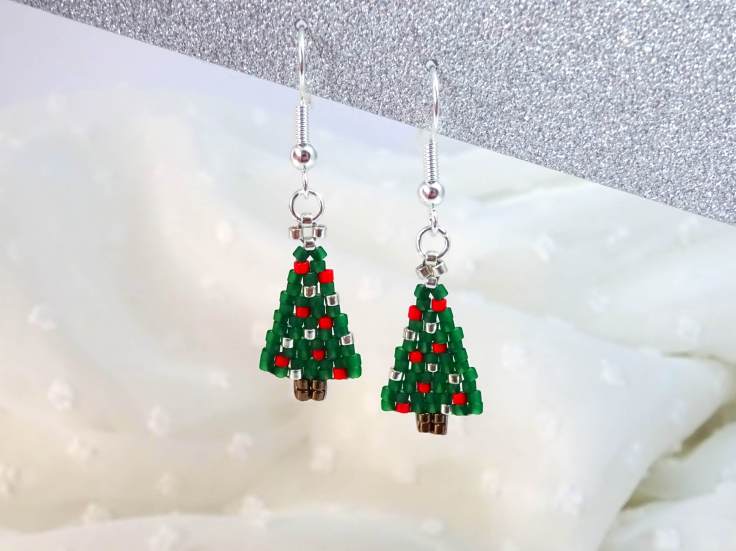 Two drop brick stitch Christmas tree tutorial with free pdf pattern