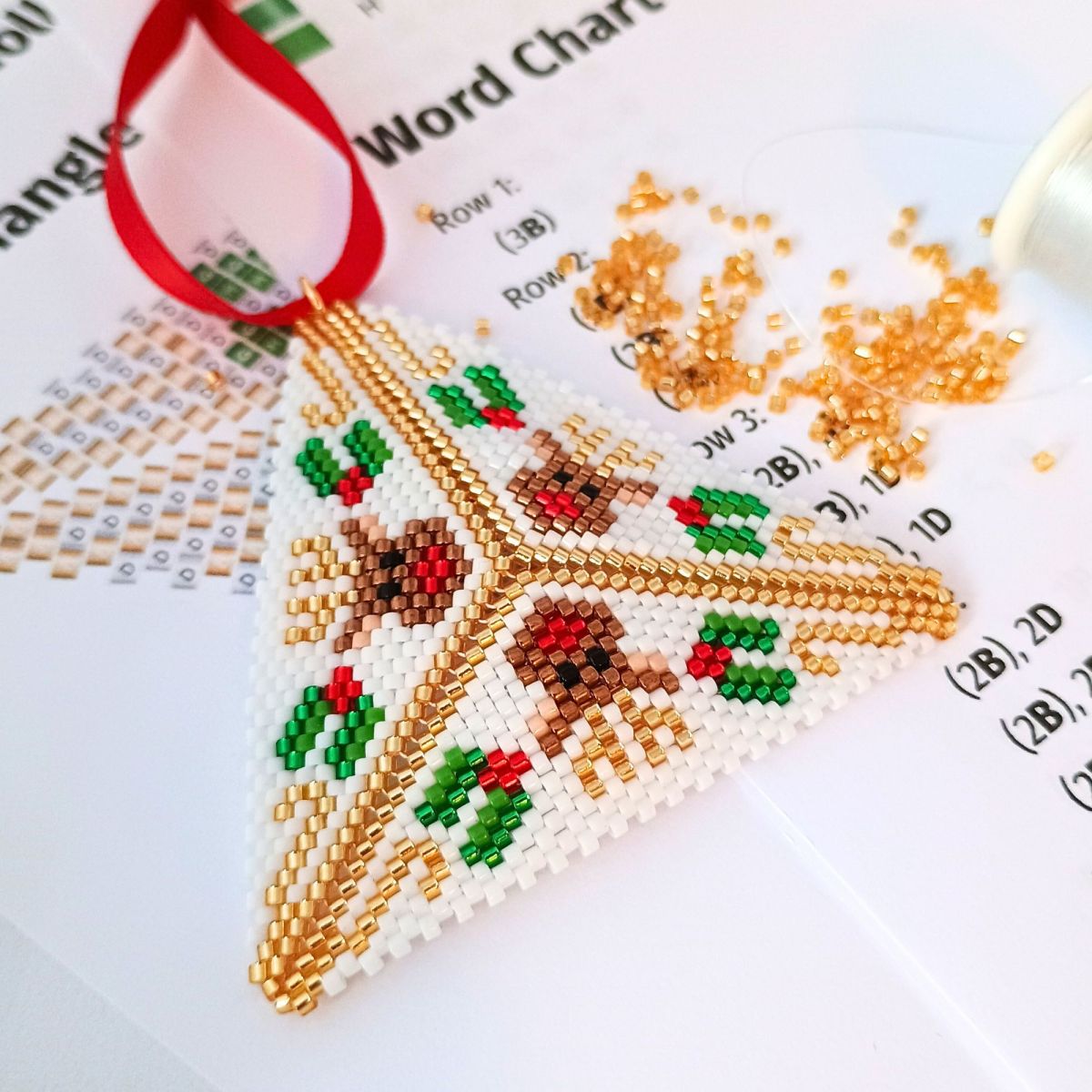Christmas Beading: Reindeer with Holly Peyote Triangle&nbsp;Pattern