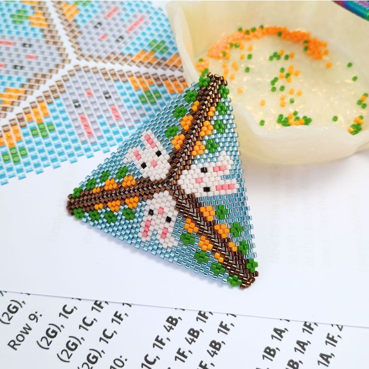 Rabbit with Carrots peyote triangle with its beading pattern